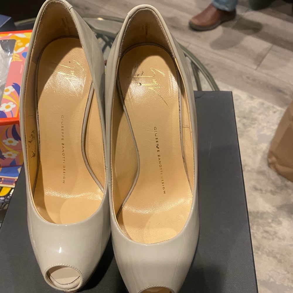 Giuseppe Zanotti Cream Patent Leather Peep-Toe Pumps - Picture 3 of 16